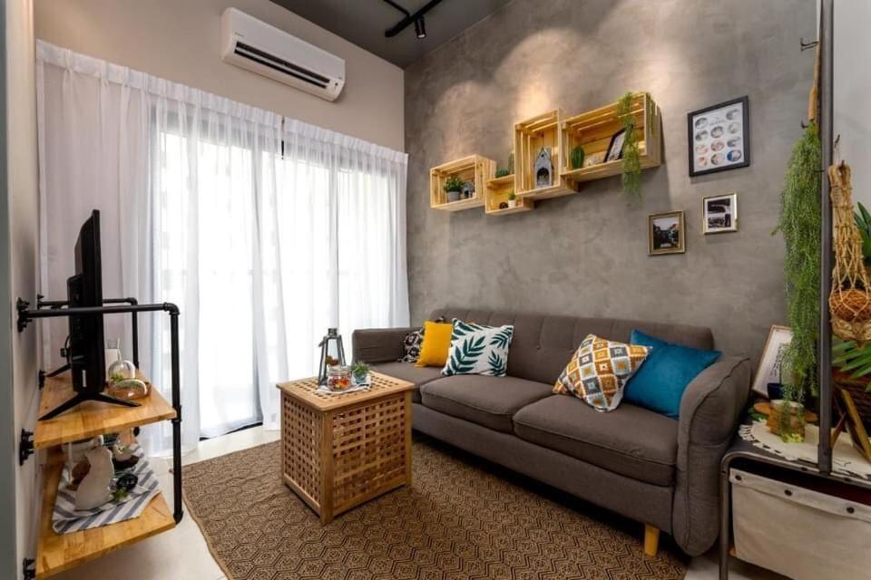 吉隆坡Cozy 2 bedrooms 4 pax Menjalara Near Desa Park City的带沙发和电视的客厅