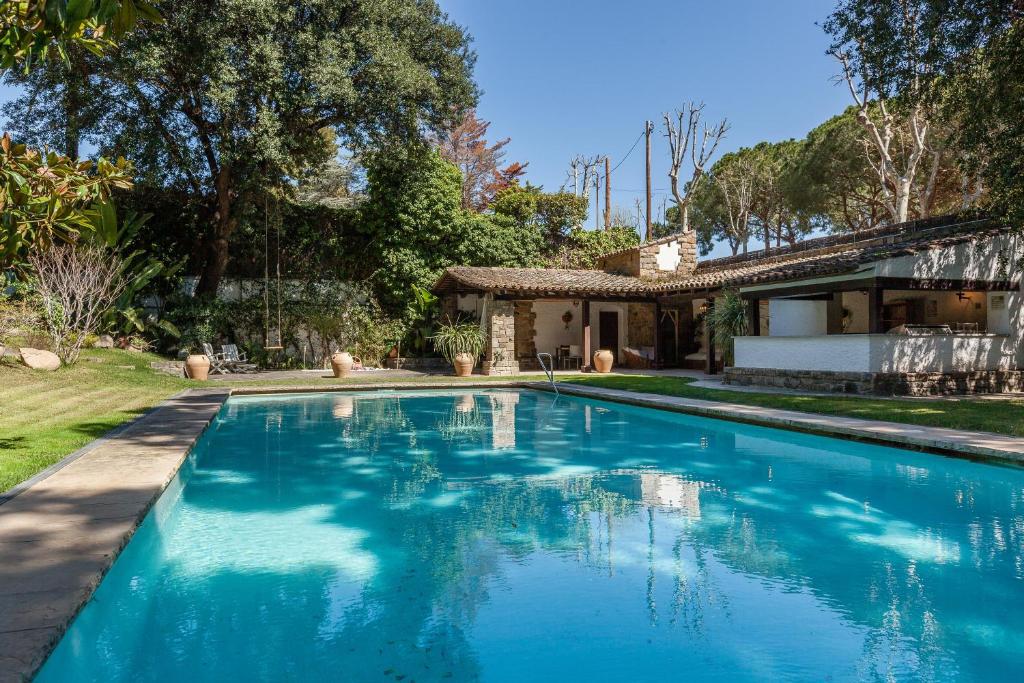 Premia de DaltVilla Barcelona Country House的房屋前的游泳池