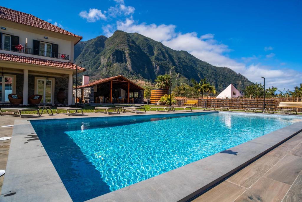 圣维森特Quinta Vale Vitis的一座山地游泳池