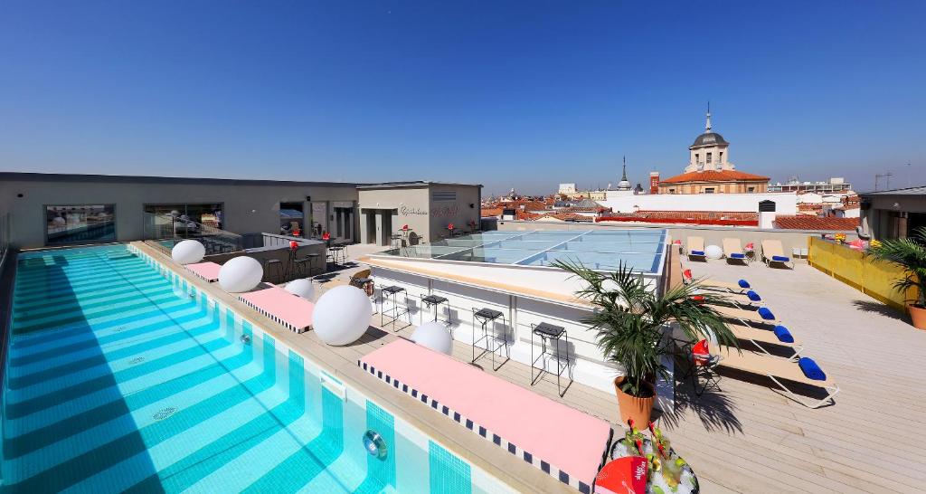 马德里马德里阿克塞尔酒店 - 仅限成人的大楼屋顶上的大型游泳池
