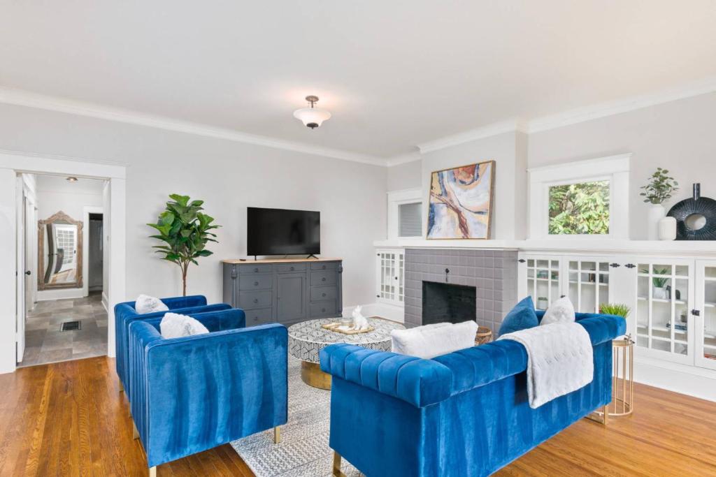 格雷舍姆Powell Place的客厅配有2把蓝色椅子和壁炉