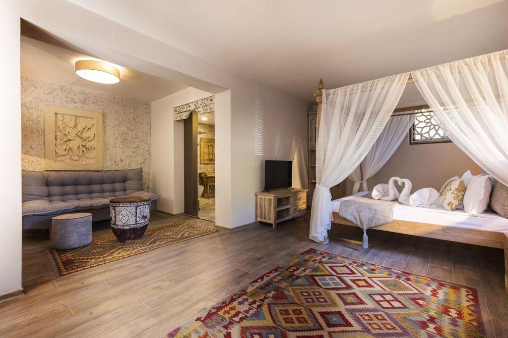 瓦尔纳Boutique Hotel Horizont的一间卧室设有一张床和一间客厅。
