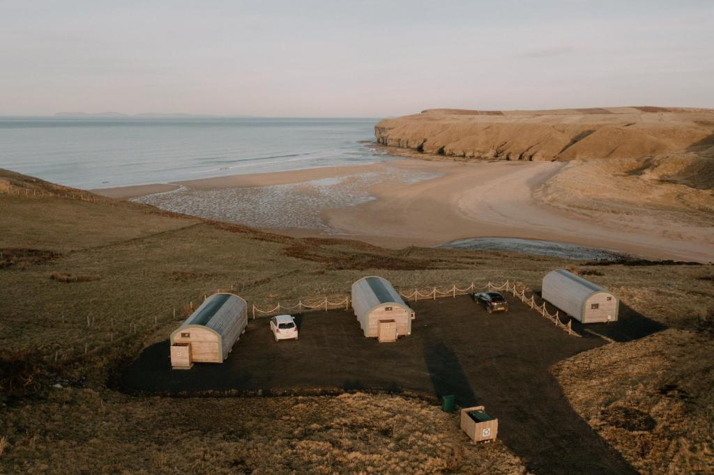 StrathyStrathy Bay Pods的一组帐篷享有海滩的空中景致