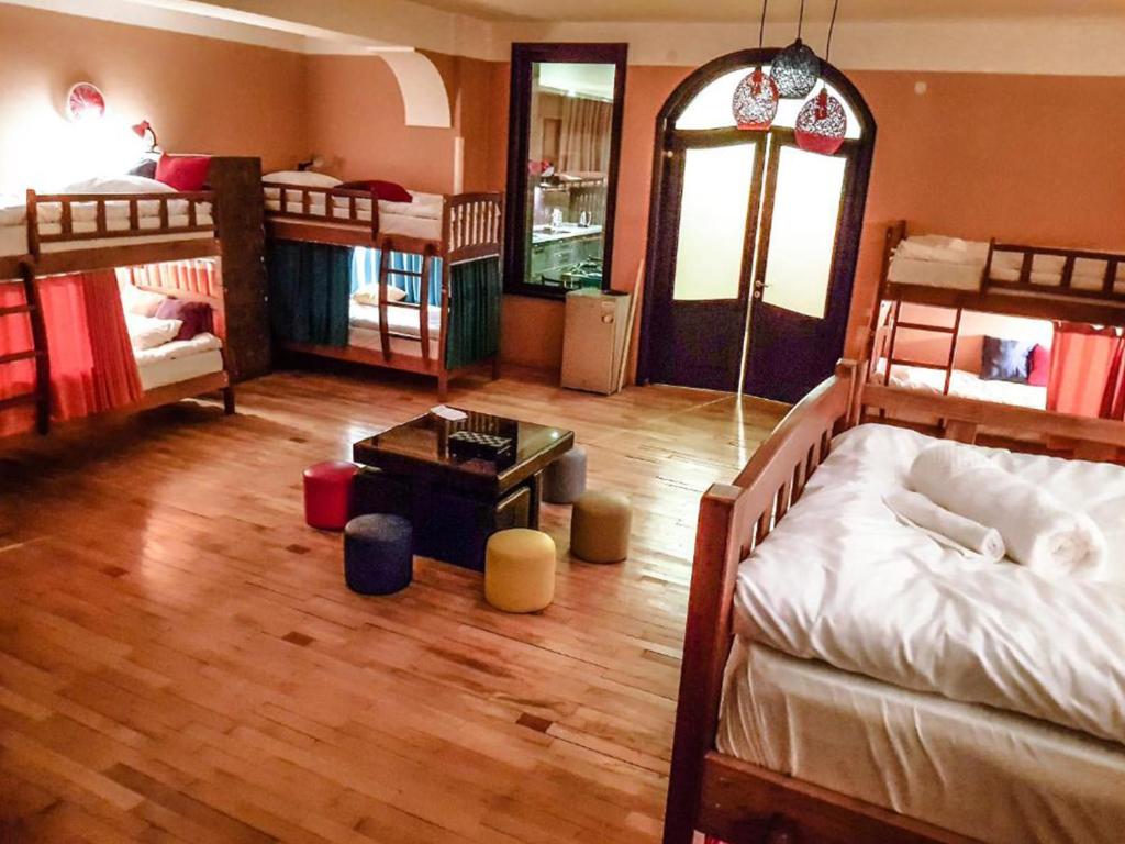 第比利斯Museum Hostel的客房设有四张双层床和一张桌子。