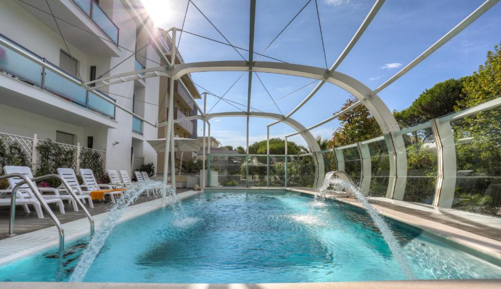 里乔内波米亚酒店 的房屋内水景游泳池
