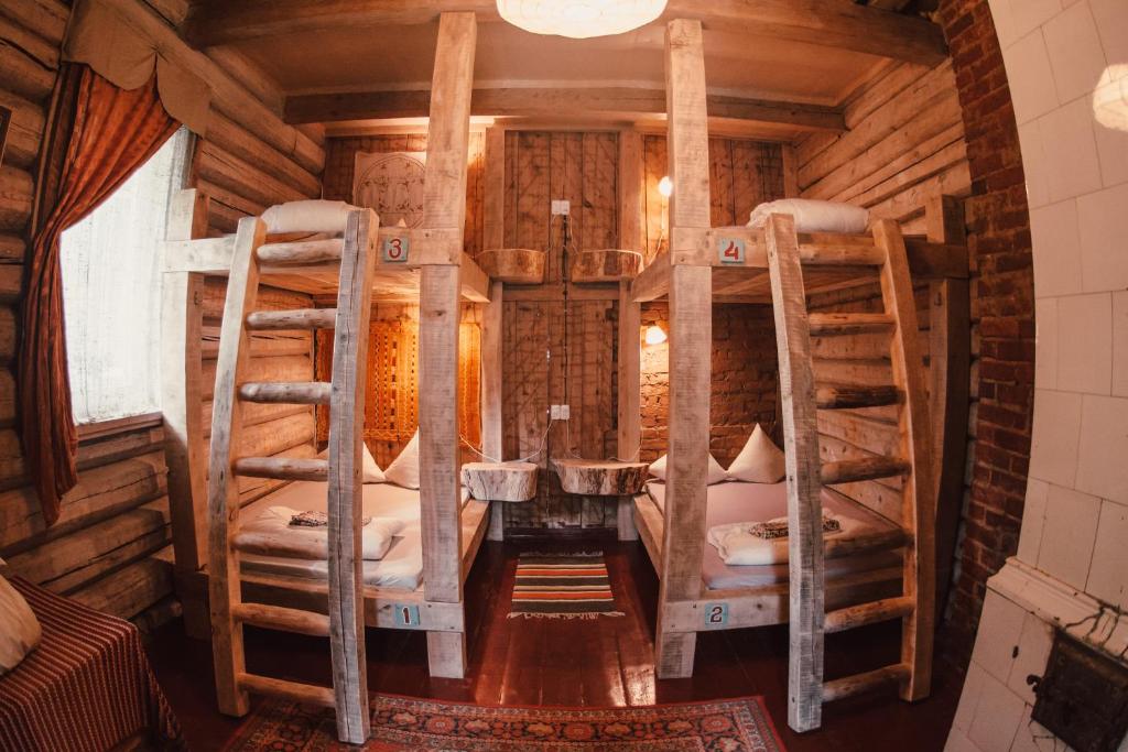 GataučiaiSunny Nights Homestead Historic House的小木屋内带两张双层床的客房