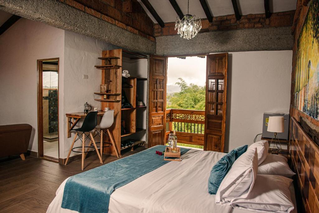 杰里科Hotel Santa Laura的一间卧室配有一张床、一张书桌和一个窗户。