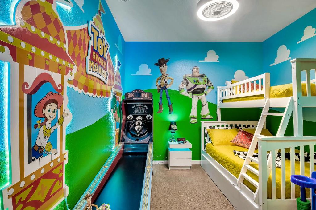 奥兰多Magical Adventure Condo w Waterpark near Disney No Resort Fees的客房配有两张双层床和一张过山车。