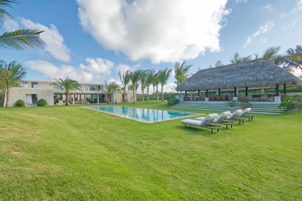 蓬塔卡纳Unique golf front villa with modern design in exclusive beach resort的一座带游泳池和度假村的别墅