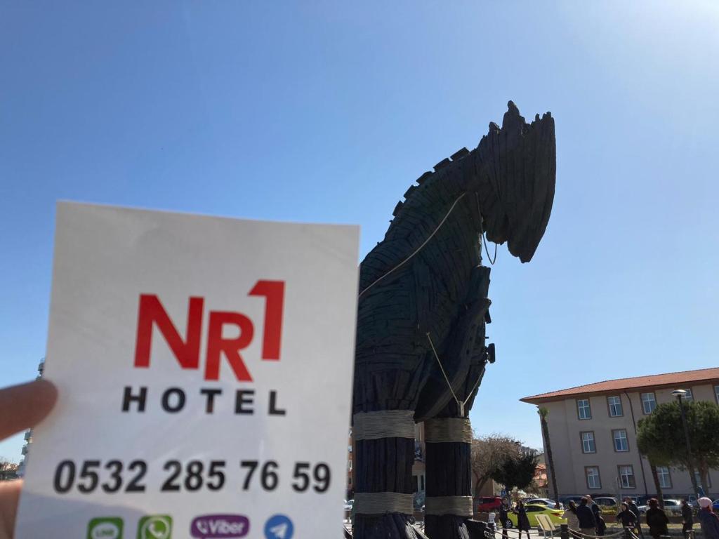 恰纳卡莱NR1 HOTEL的读一则带有马雕的黑旅馆标志