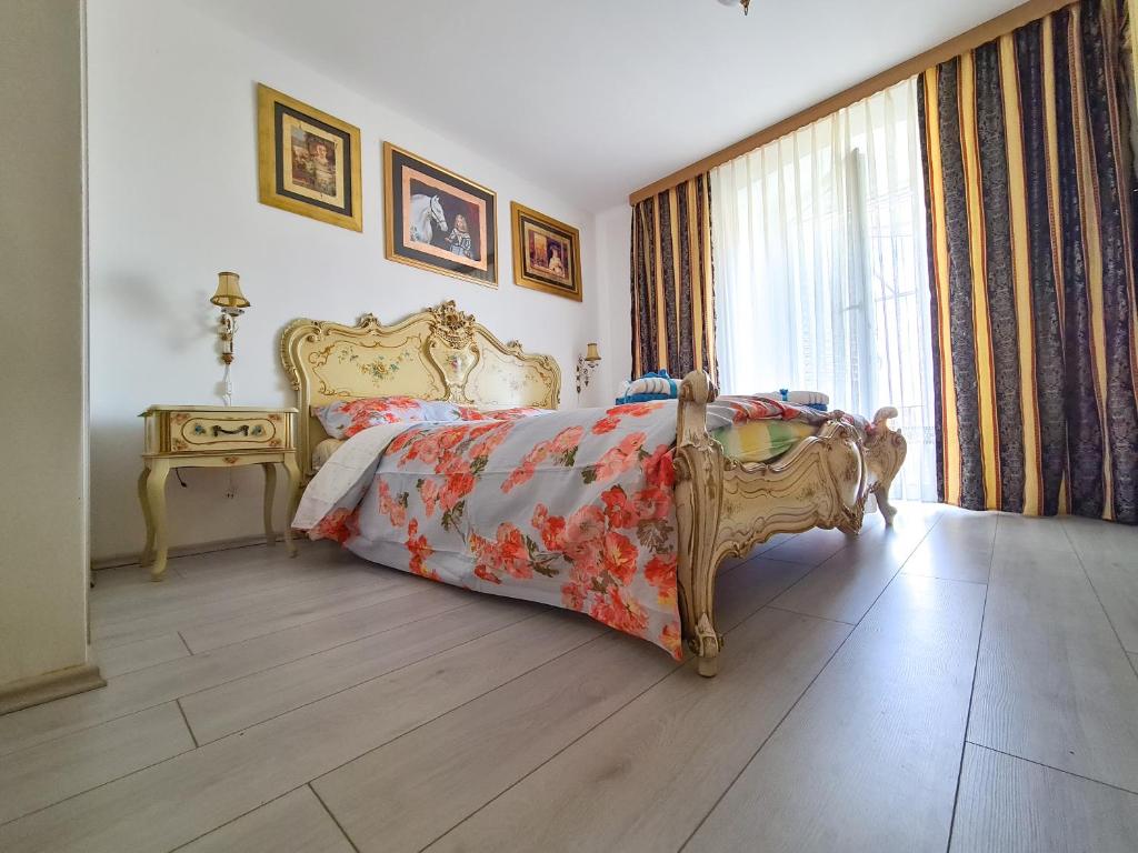 NerežišćeKaya house的一间卧室配有一张床、一张桌子和一个窗户。