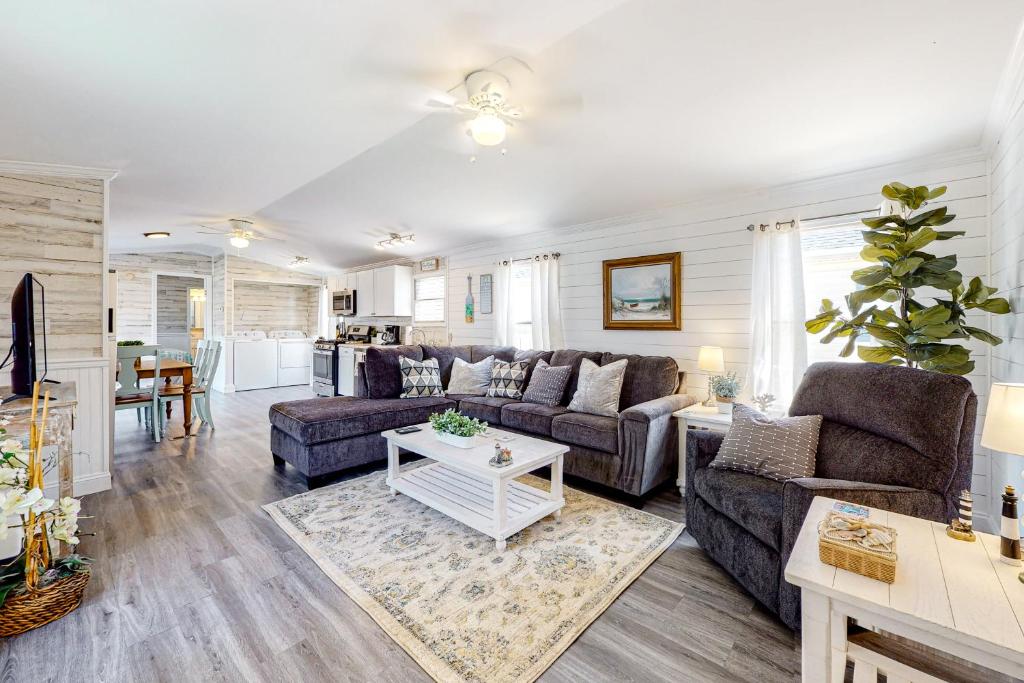 大洋城Montego Bay 120的客厅配有沙发和桌子