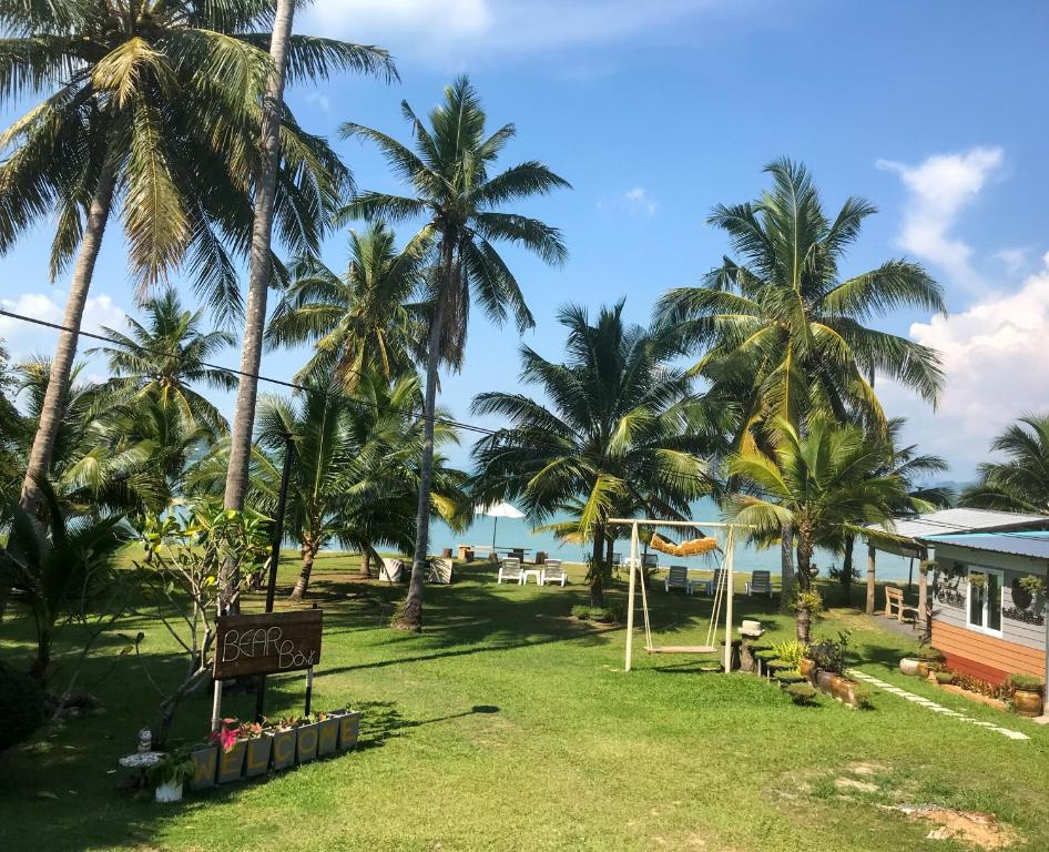 瑶亚岛Koh Yao Yai Sea Breeze House เกาะยาวใหญ่ซีบรีซเฮ้าส์的享有棕榈树度假村的场地景色