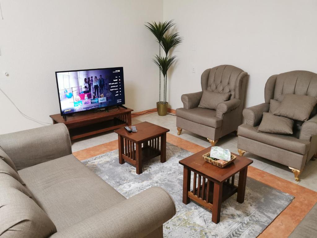 哈萨شقق عائلية مع انترنت مجاني的客厅配有3张沙发和平面电视