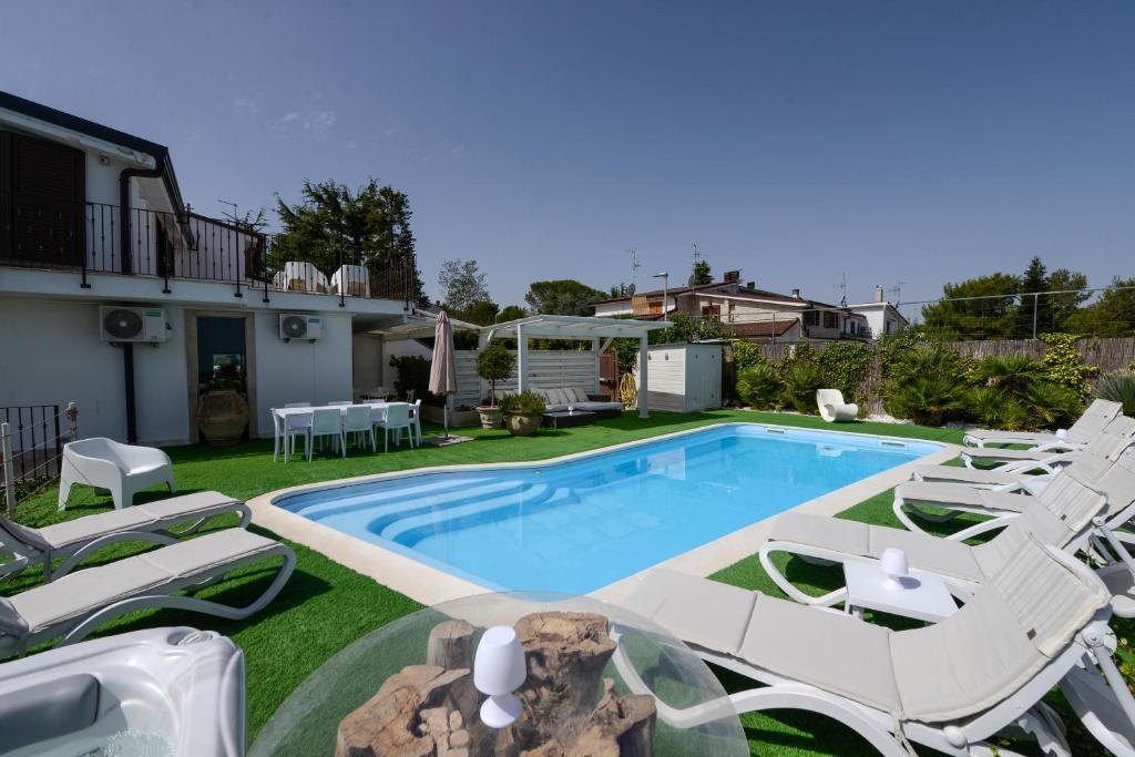 卡萨诺德莱穆尔杰In Villa Cielo的一个带躺椅的游泳池和一个游泳池