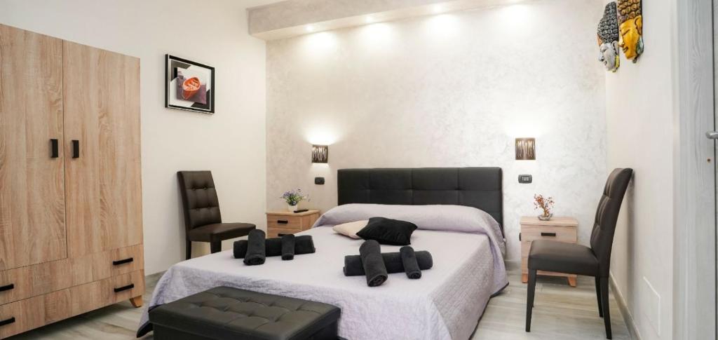 梅伦杜尼奥Guesthouse da Filiberto的一间卧室配有两张床和两把椅子