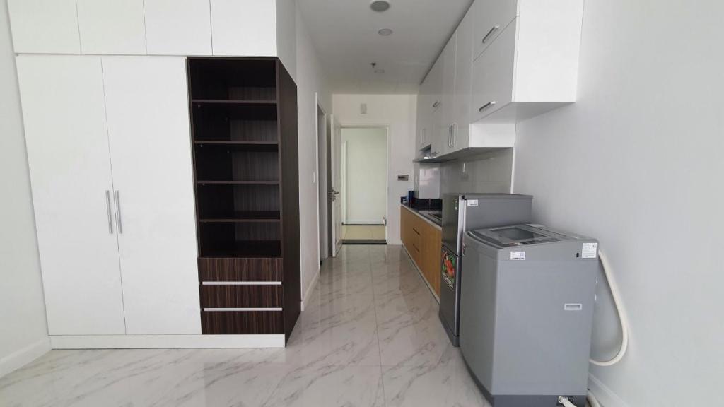 伊缇天福Khu nghỉ dưỡng Oceanvista的厨房配有白色橱柜和冰箱。