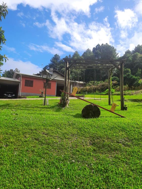 格拉玛多Casas Sabiá的院子里草地上的吊床
