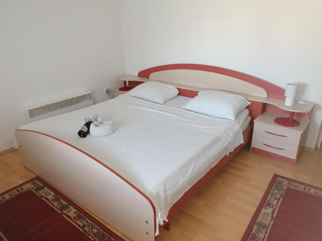 波弗加纳Tea的卧室配有一张白色大床和木制床头板