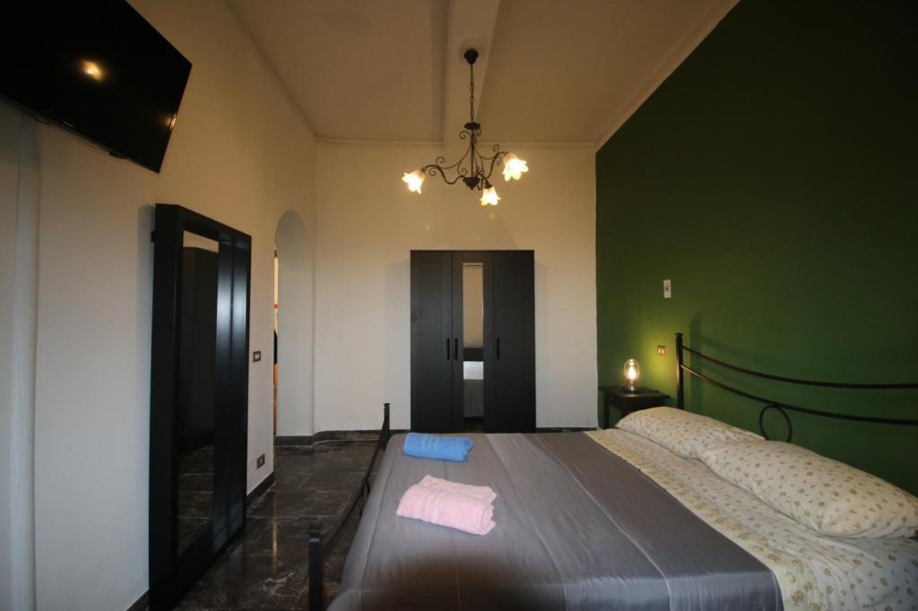 雷焦卡拉布里亚Casa di Luce LightHouse的一间卧室设有一张床和绿色的墙壁