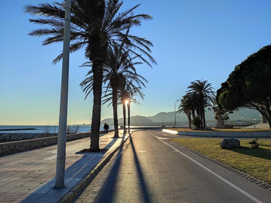 霍斯皮塔勒·德尔英福Mar y Montaña - l'Hospitalet de l'Infant的海滩边一条种有棕榈树的街道