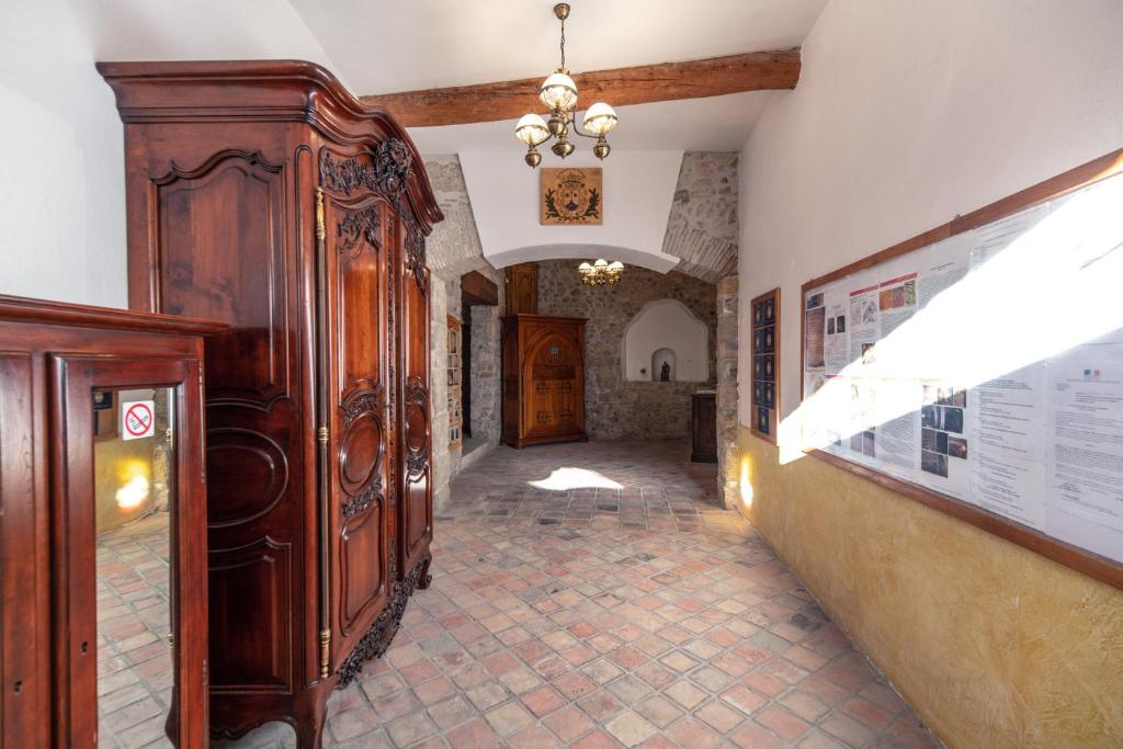 纳博讷Maison du Cloitre Couvent des Carmes的走廊设有大型木制橱柜和墙壁