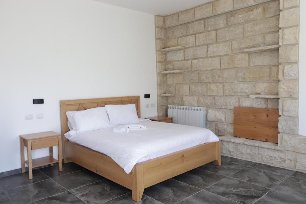 迈季代勒舍姆斯Oriental Nature的一间卧室设有一张床和砖墙
