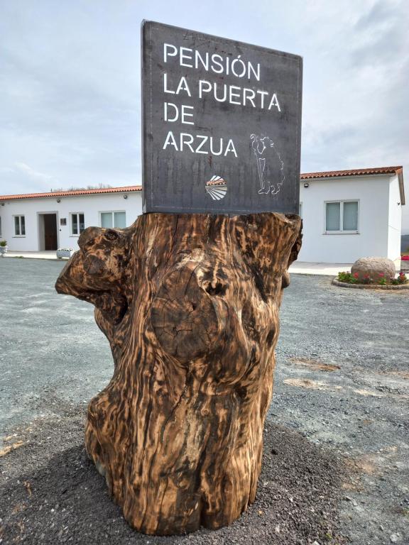 阿尔苏阿LA PUERTA DE ARZÚA的树 ⁇ 顶上的标志