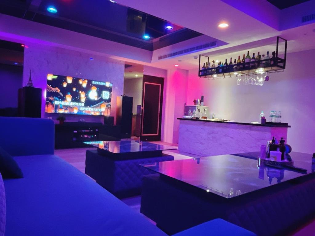 台中市法堤商旅的客厅设有紫色照明的酒吧