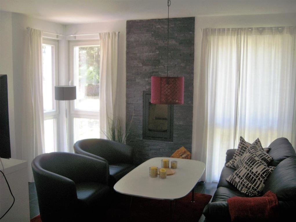 巴贝Ferienwohnung Baabe的客厅配有沙发和桌子