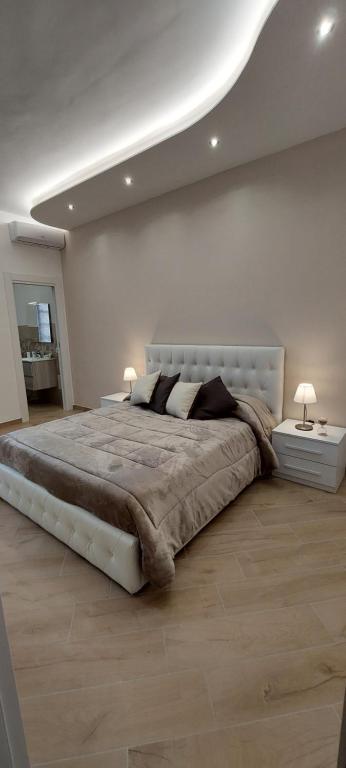 圣塔马里亚迪卡斯特Casa Francesca e Rooms的大卧室配有一张大床和两盏灯