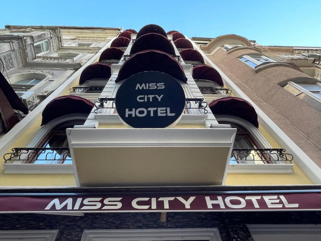 伊斯坦布尔Miss City Hotel Taksim的大楼一侧的msg城市酒店标志