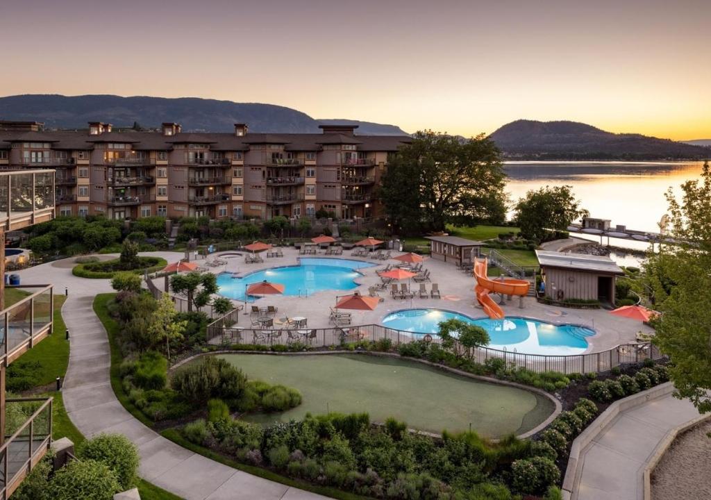 西基隆拿湖畔度假酒店的享有度假胜地的空中景致,设有2个游泳池