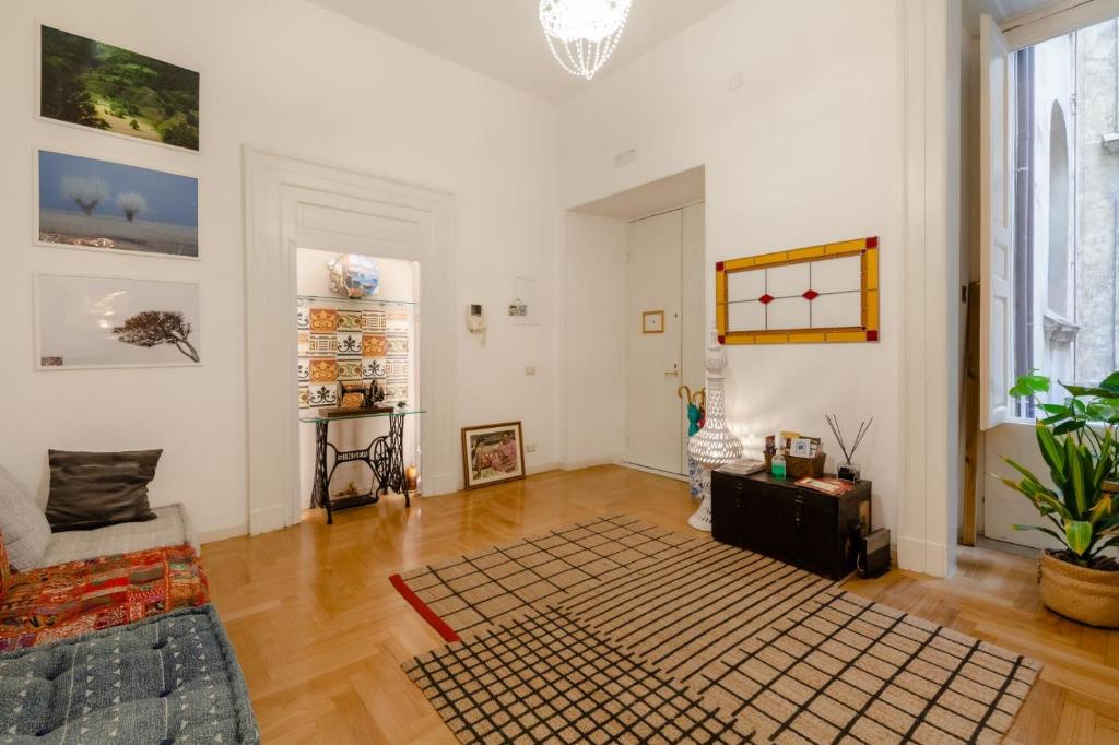 那不勒斯Museum Luxury Suites的带沙发和地毯的客厅
