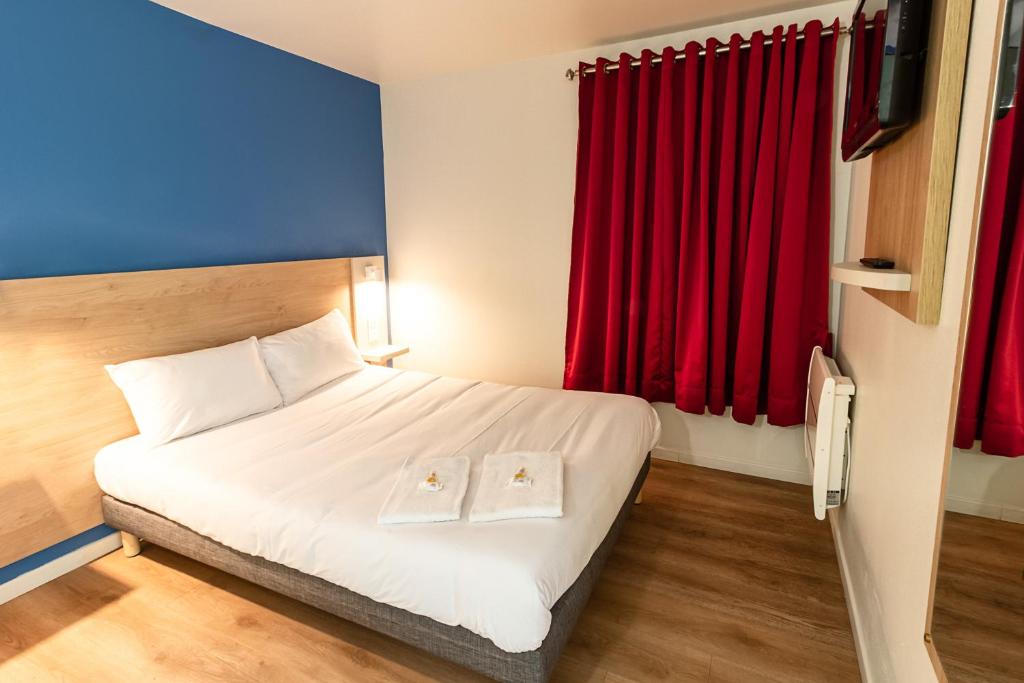 巴朗坦BRIT Hotel Rouen Nord - Barentin的酒店客房,配有床和红色窗帘