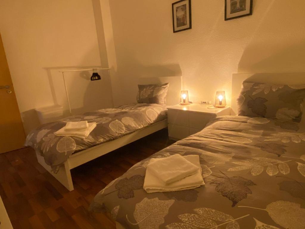 不莱梅Zum guten Schlaf的小型客房 - 带两张床和两张蜡烛
