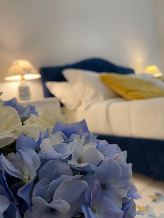 伊斯基亚海王别墅住宿加早餐旅馆的客厅里一束蓝色和白色的花