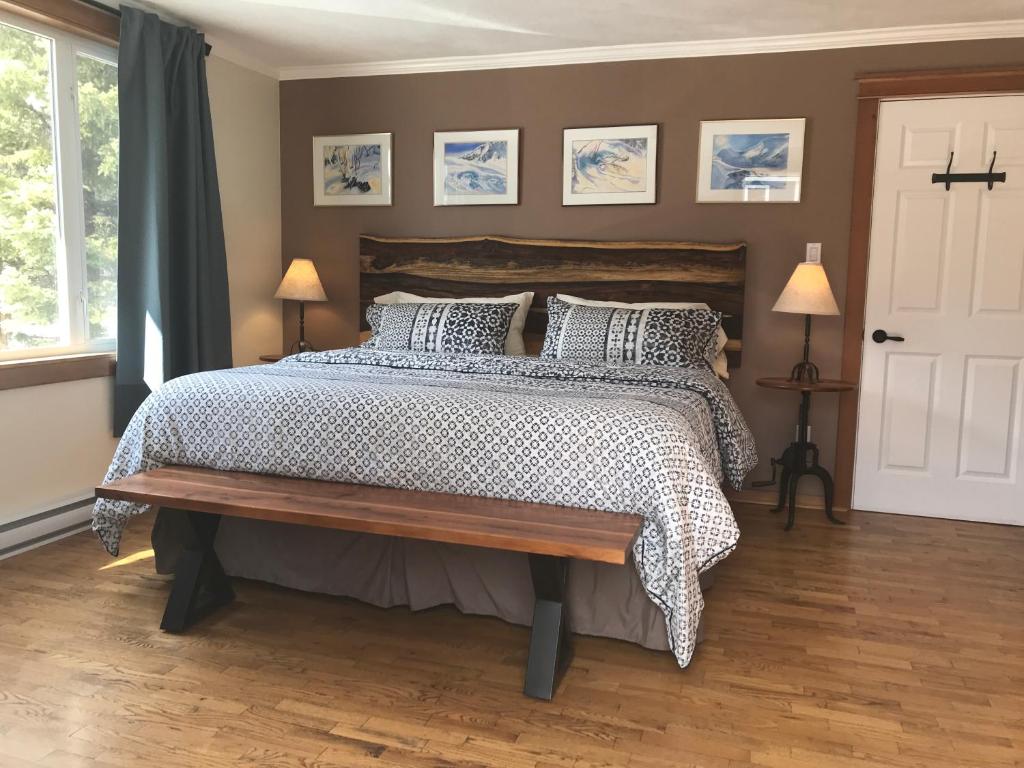 菲尔德加拿大落基山脉汽车旅馆 - 仅限成人的一间卧室设有一张大床,铺有木地板