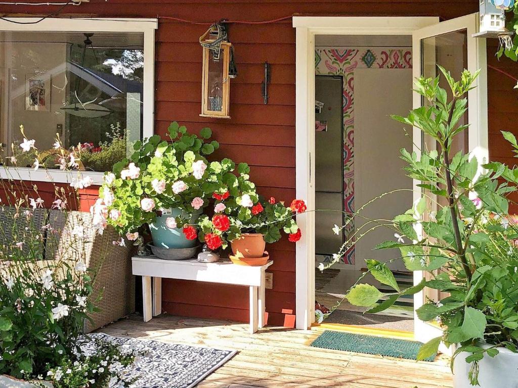 OrnöHoliday home ORNÖ的门旁的桌子上摆放着鲜花的门廊