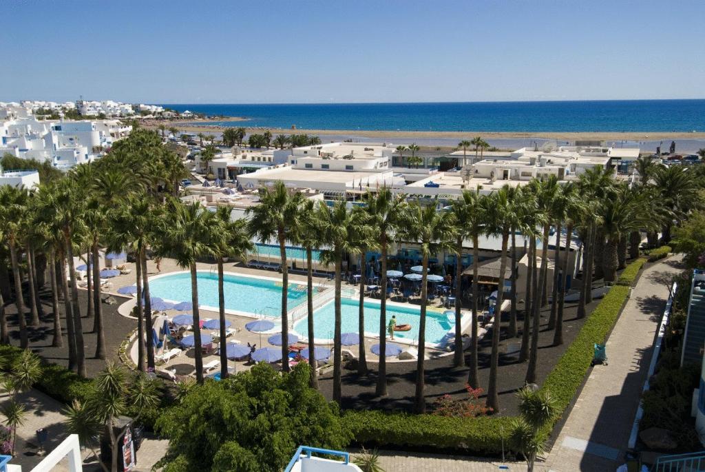 卡门港科斯塔玛尔公寓式酒店的享有带游泳池和海洋的度假村的空中景致