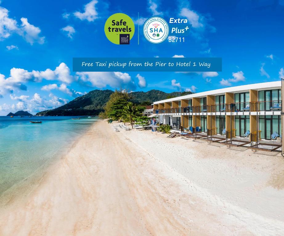 涛岛Blue Tao Beach Hotel - SHA Plus的礁石酒店享有海滩的景致