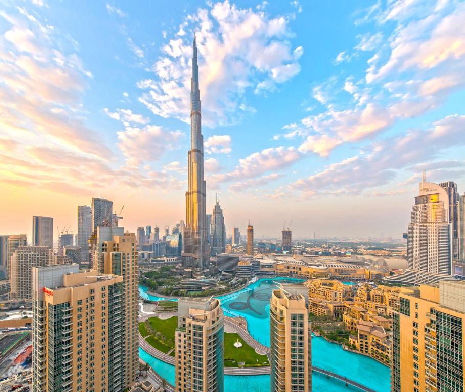 迪拜Signature Burj Khalifa And Fountain View Residence的享有迪拜城市天际线和迪拜塔的景色