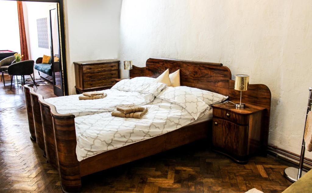 科希策Roth´s Apartment的一间卧室配有一张大床和两个枕头