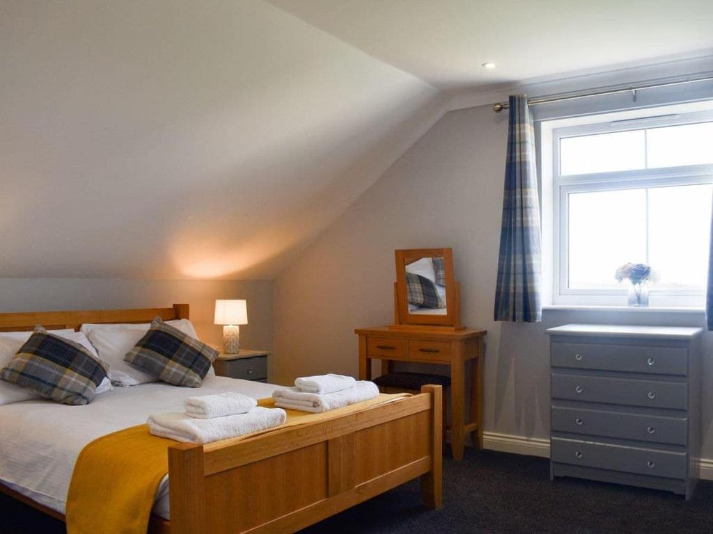 PorchfieldRural 3 Bedroom house, Newport - The Lifeboat的一间卧室配有带毛巾的床