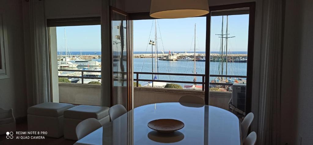 坎布里尔斯Apartamento Consolat de Mar Cambrils的海港景客房 - 带桌子
