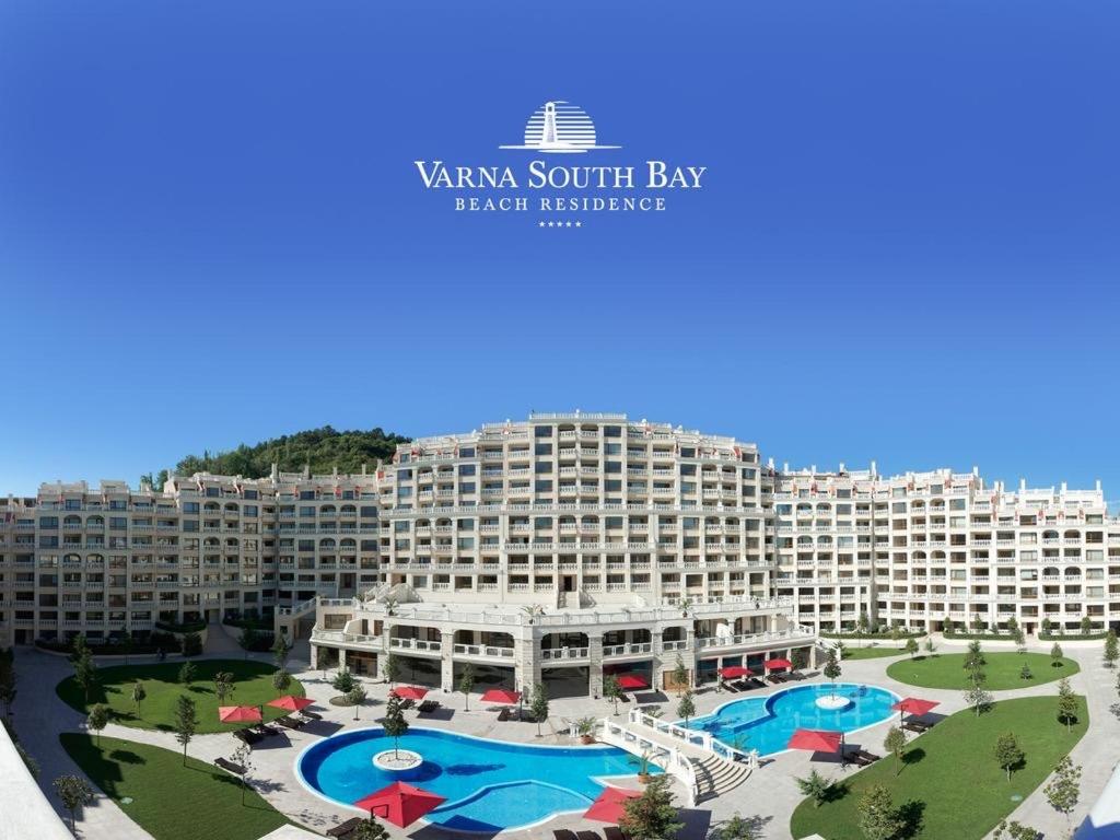 瓦尔纳Deluxe Apartment Varna South Bay Beach Residence的享有大型酒店空中景致,设有2个游泳池