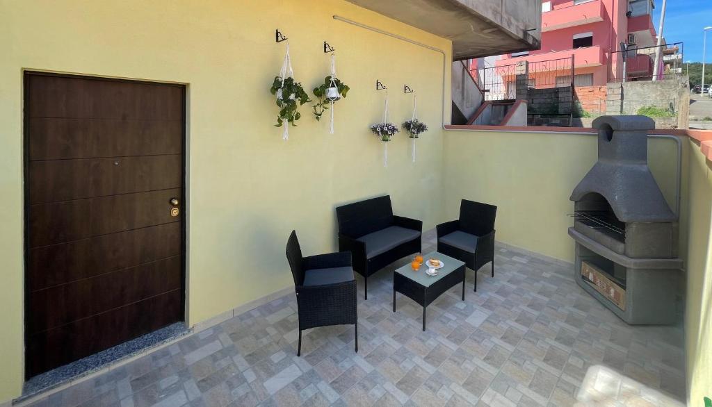 伊格莱西亚斯La Casetta L&L的庭院配有桌椅和炉灶。