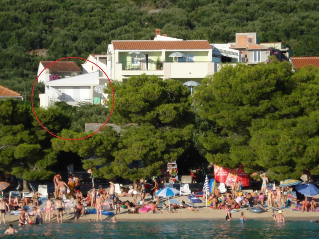 图彻皮Apartments Ivandić的一群人,在海边