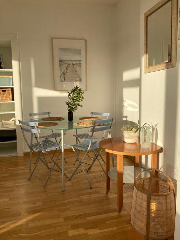 敦刻尔克Très bel appartement vue Mer - Les Ilots bleus - Dunkerque Malo les Bains的一间带桌椅的用餐室