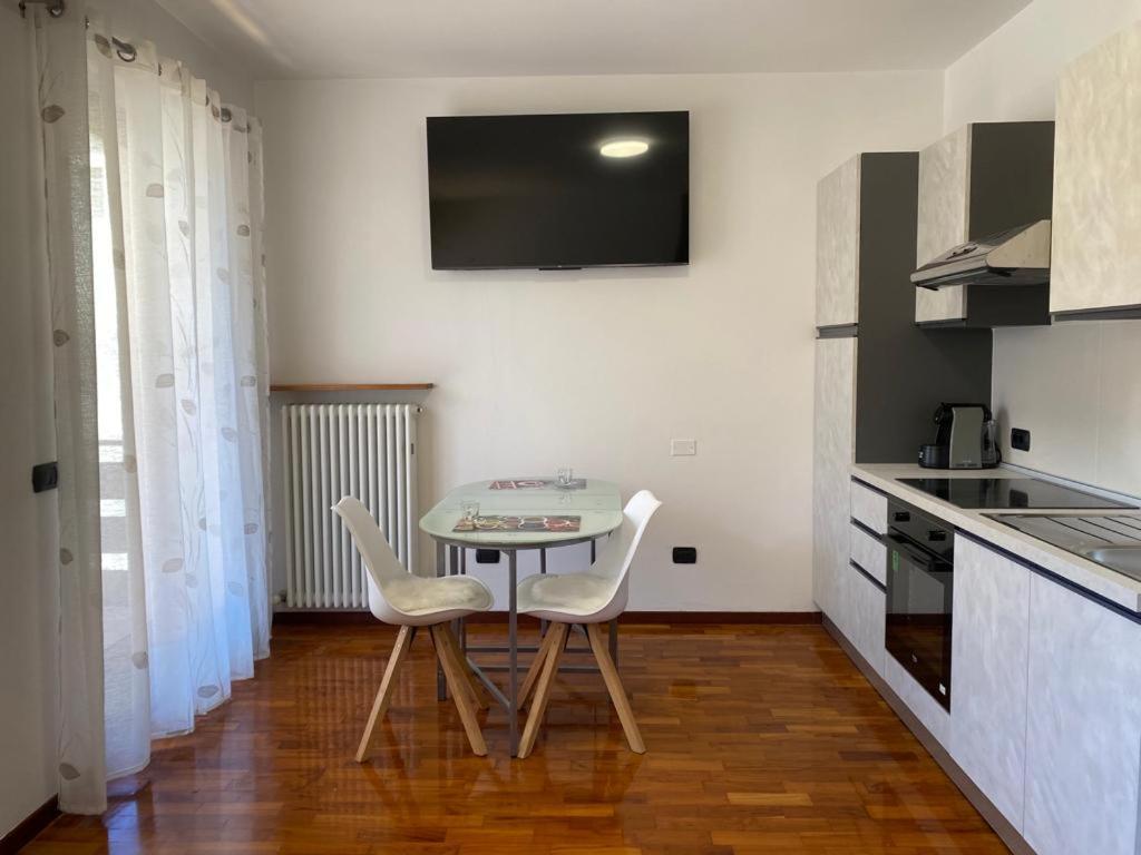 莫利纳迪莱德罗Appartamento Aurelia的一间厨房,里面配有桌子和两把椅子